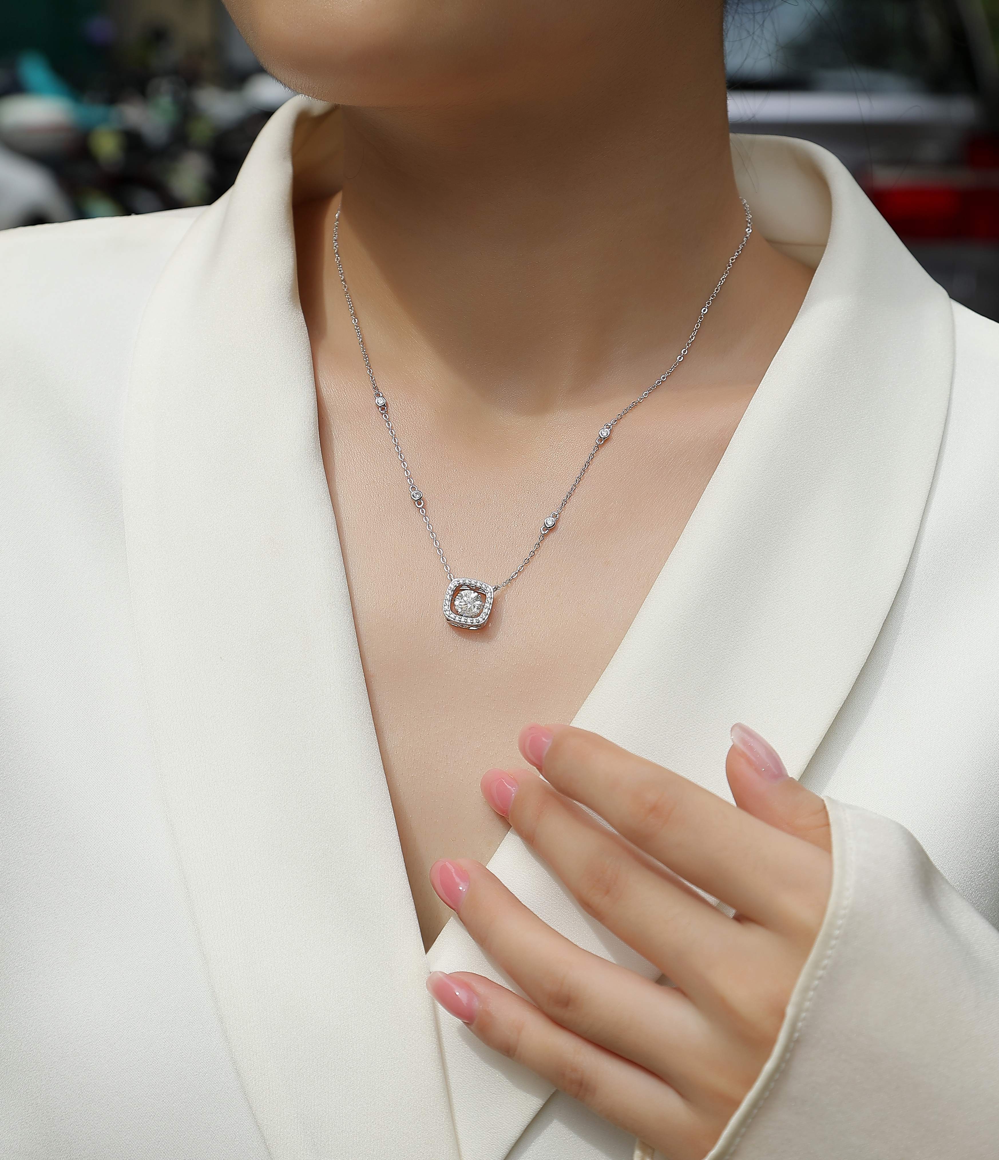 Luxury pillow 1-Carat Moissanite Pendant – S925 Silver & Platinum necklace