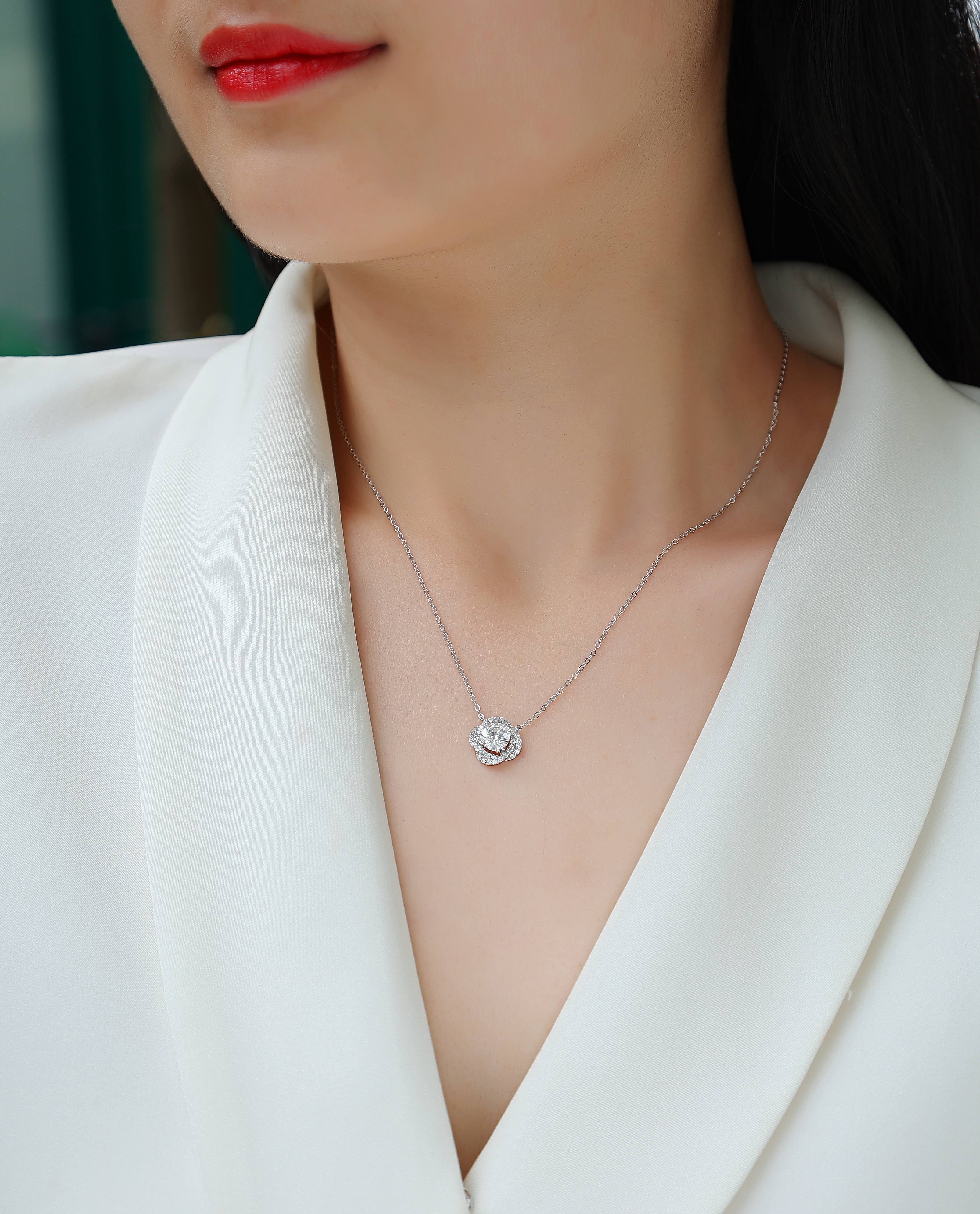 Lucky Flower Pendant-1 carat Moissanite S925 Sterling Silver And Platinum